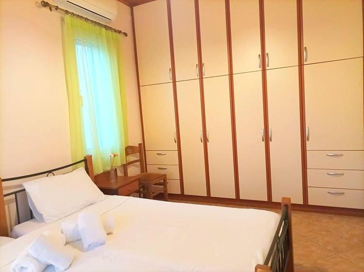 Lourantos Bayside Apartments วาธี ภายนอก รูปภาพ